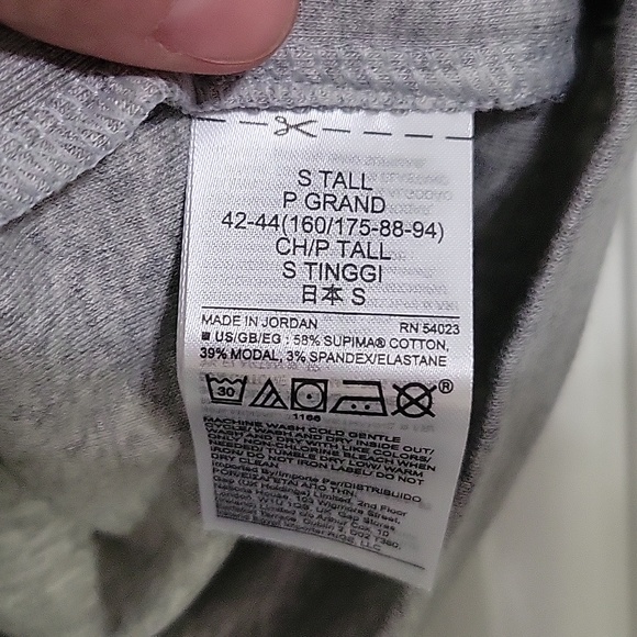 Gap Modern T V- Neck, Small tall - Picture 3 of 3